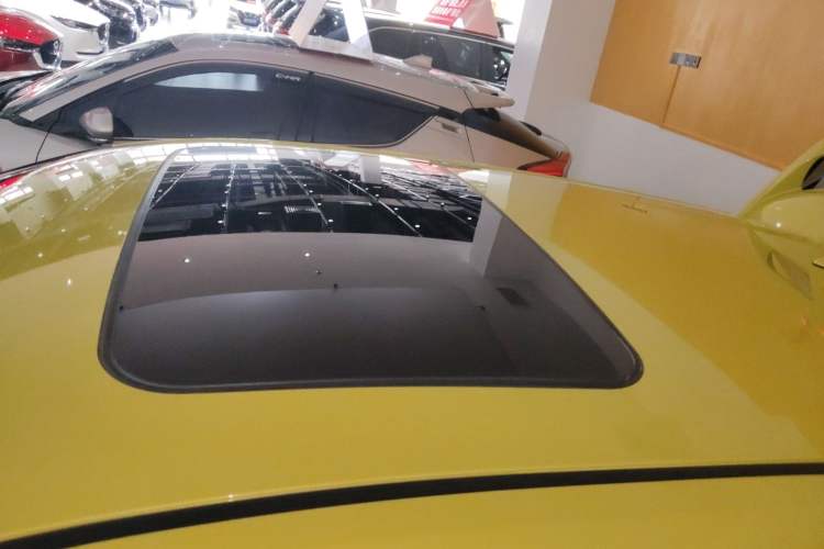 Used Toyota C-HR 2018 2.0L Luxury Sunroof Version China VI Standard Roof