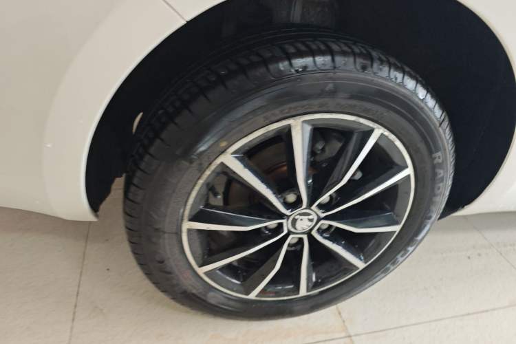 Used Skoda Octavia 2017 1.6L Automatic Smart Drive Edition Right Rear Wheel Hub