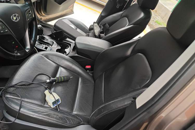 Used Hyundai Santa Fe 2013 2.4L Automatic Two-Wheel Drive Smart Version Left Front Seat