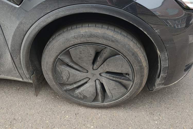 Used Tesla Model Y 2025 Rear-Wheel Drive First Edition Right Front Wheel Hub