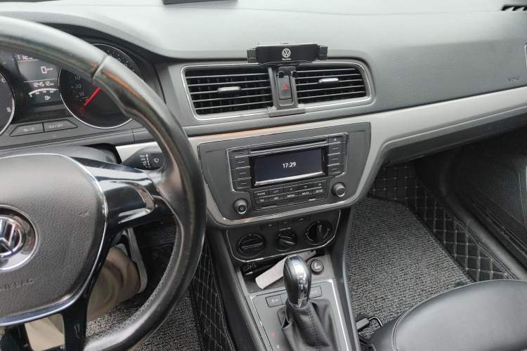 Used Volkswagen Gran Lavida 2015 1.6L Automatic Comfort Edition Audio And AC Panel