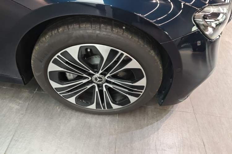 Used Mercedes-Benz E-Class New Energy 2024 E 350 e L Plug-in Hybrid Sports Sedan Right Front Wheel Hub