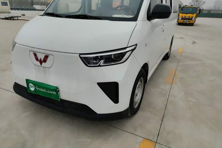 Used Wuling Yangguang 2024 300KM Comfort Version Passenger Van 75kW