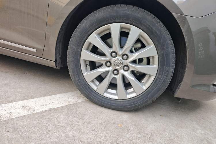 Used Buick LaCrosse 2013 2.4L SIDI Elite Comfort Version Right Front Wheel Hub