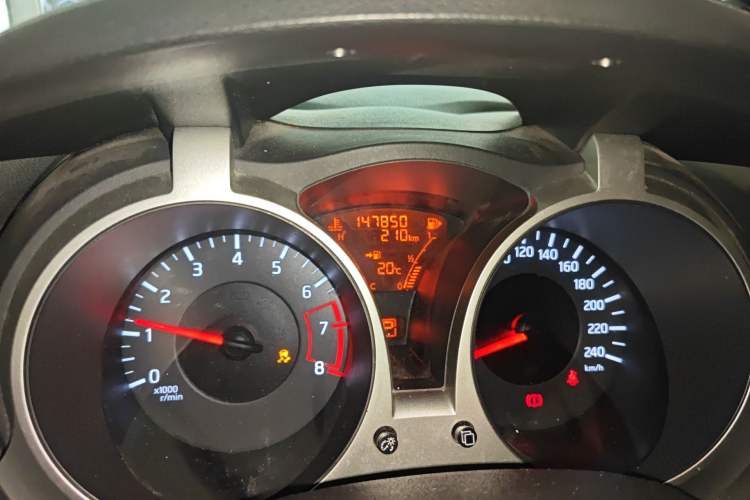 Used Infiniti ESQ 2014 1.6L Spontaneous Edition Odometer Close Up