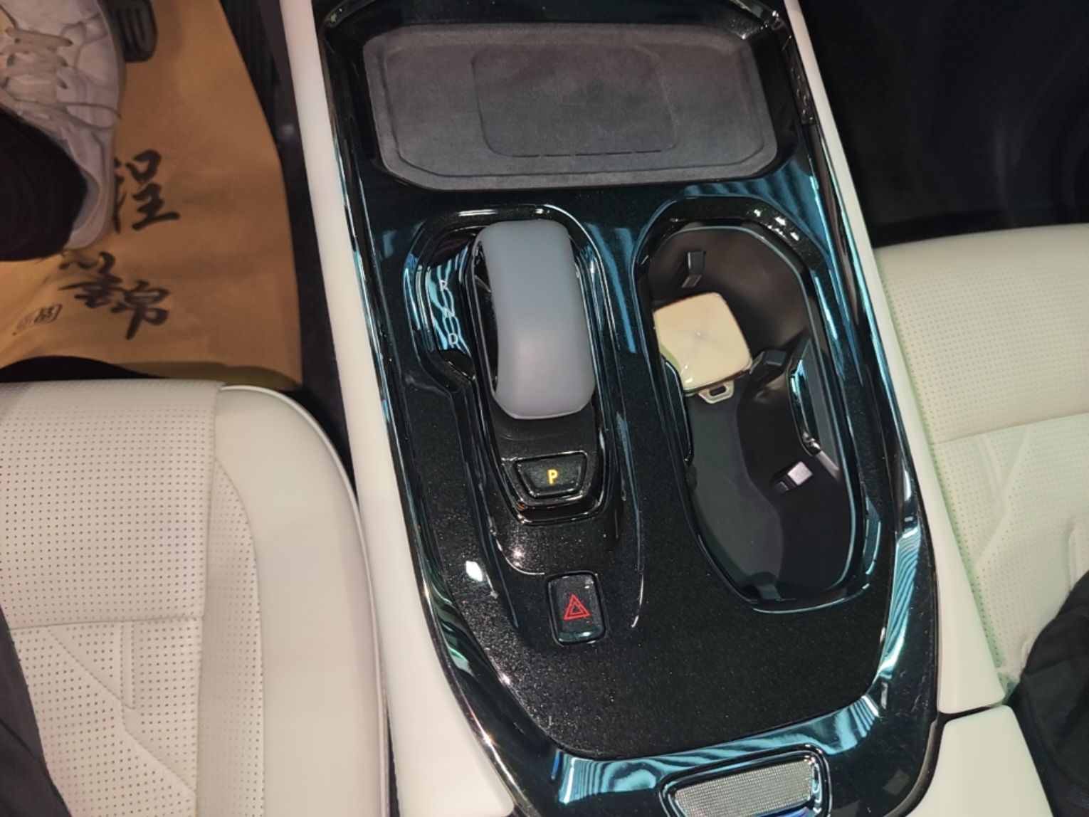 Zeekr 009 2024 Six-Seat Executive Version 4WD 108 kWh — снимка 16