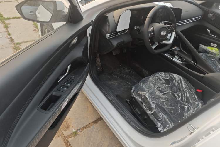 Used Hyundai Elantra 2023 1.5L CVT LUX Prestige Edition
