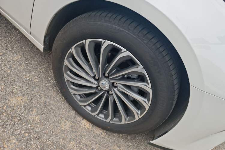 Used Buick LaCrosse 2023 28T Prestige Edition Right Front Wheel Hub