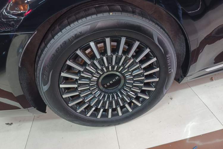 Used Zeekr 009 2024 7-Seater Aisle Version 108 kWh Right Rear Wheel Hub