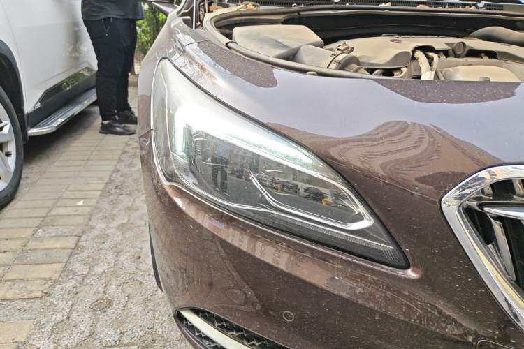 Used Buick LaCrosse 2018 28T Elite Edition Right Front Headlight