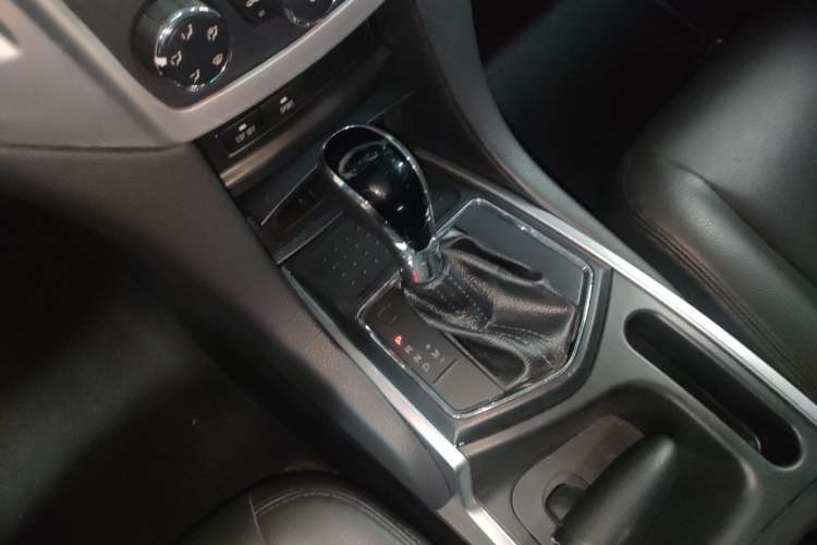 Used JMC Yusheng S350 2013 2.4T Automatic 4x4 Diesel Luxury 5-Seater Gear Lever