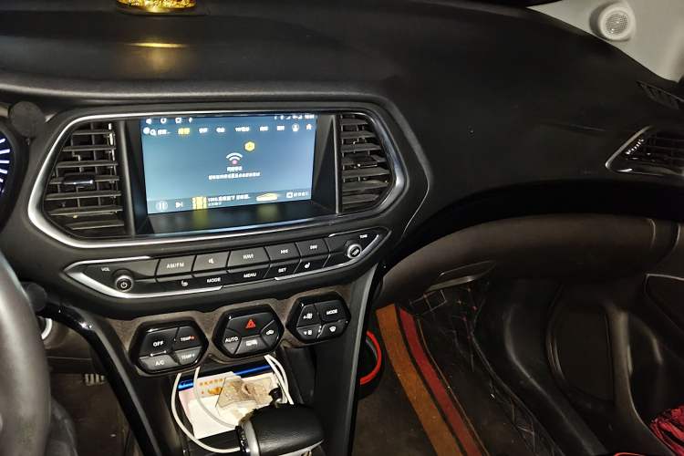 Used GAC Trumpchi GS4 2017 235T Automatic Two-Wheel Drive Luxury Smart Connectivity Version Audio And AC Panel