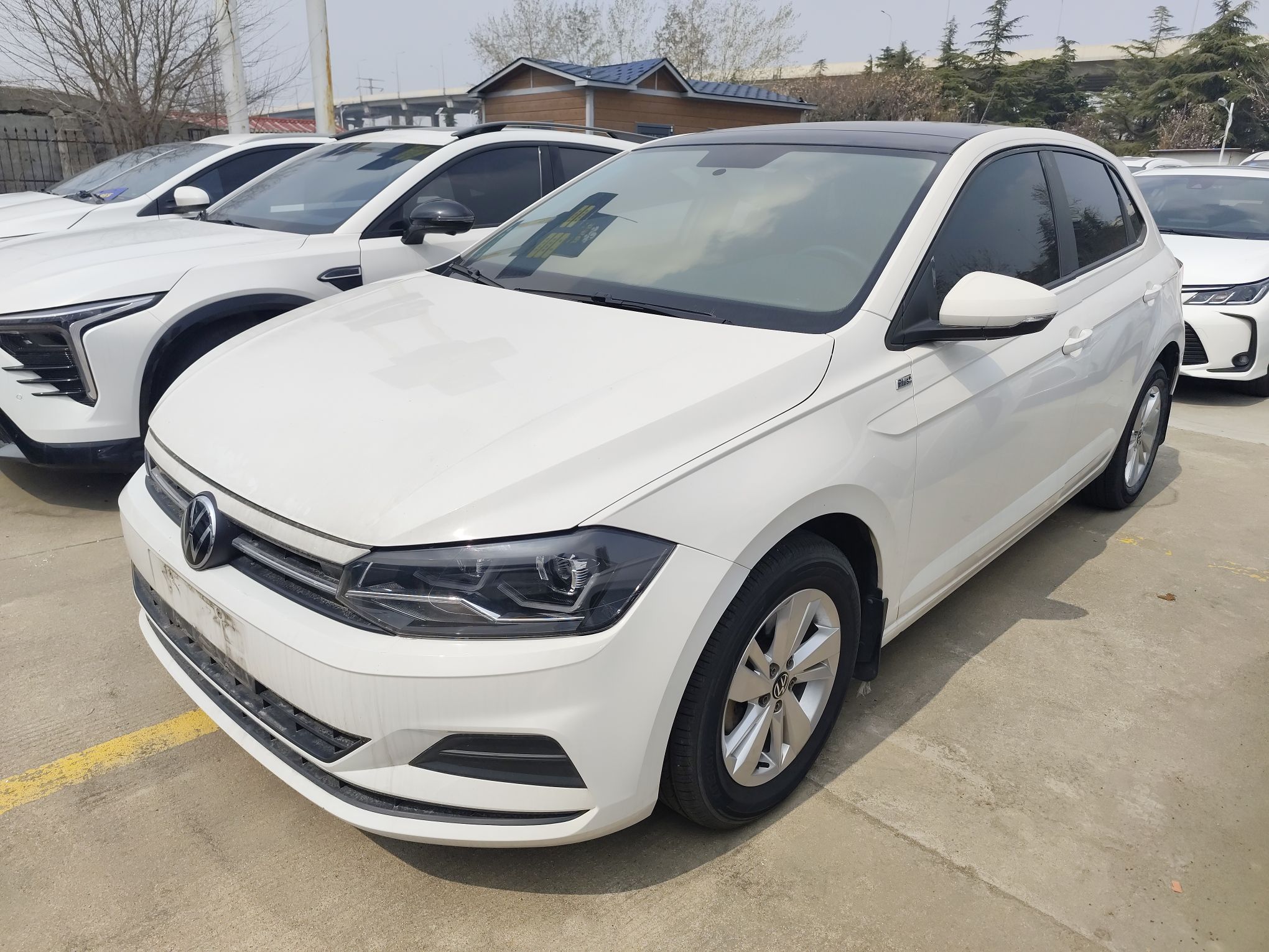 Под передней частью автомобиля