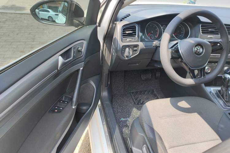 Used Volkswagen Golf 2017 1.6L Automatic Comfort Million-Vehicle Anniversary Edition