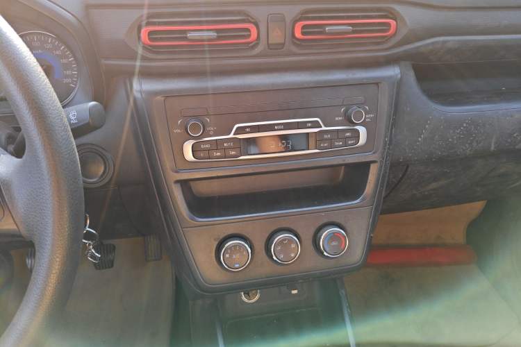 Used Dongfeng Fengon 380 2022 1.5L Comfort-Class Passenger Vehicle (Steel Spring) with 7 Seats
