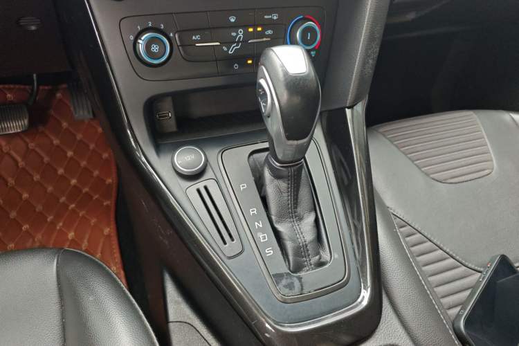 Used Ford Focus 2018 Sedan Classic 1.6L Automatic Trendy SmartDrive Edition Gear Lever