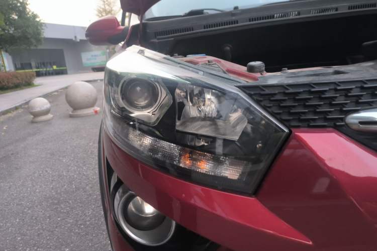 Used BAIC Senova X25 2015 1.5L manual Comfort trim level Right Front Headlight