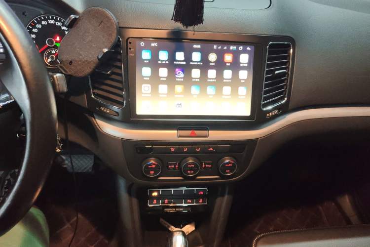 Used Volkswagen Sharan 2018 380TSI Comfort Edition 7-Seater Audio And AC Panel