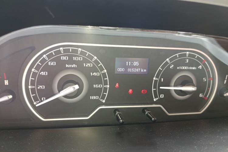 Used SAIC MAXUS Xintu V80 2023 2.0T Manual Classic Aoyuntong Short Wheelbase Mid-Roof 7/8/9-Seater
