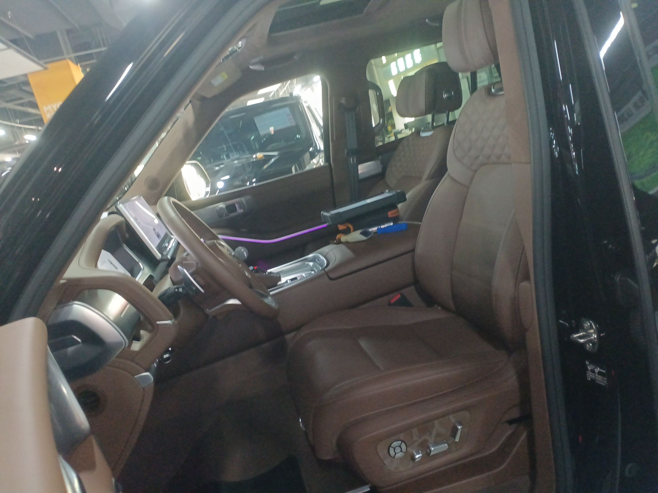 المقاعد الأمامية داخل السيارة