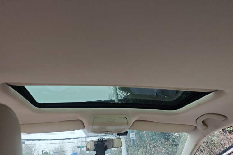 Used Volkswagen Sagitar 2012 1.6L Manual Comfort Model Headliner