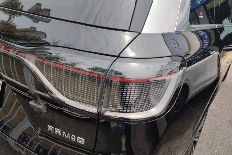 Used Hima AITO M9 2025 Pure Electric Ultra Version 100 kWh 6-Seater Model Right Rear Taillight