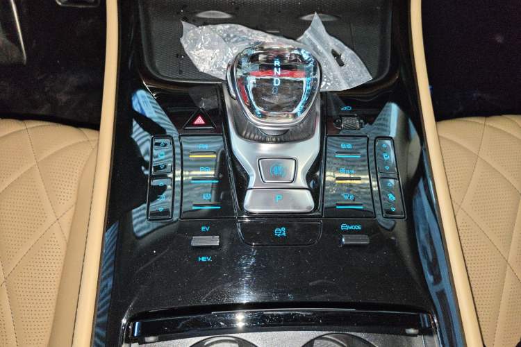 Used Denza D9 2025 DM-i Intelligent Drive 1020 Four-Wheel Drive Prestige Model Gear Lever