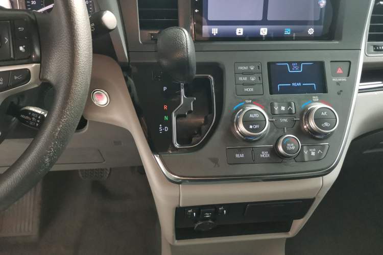 Used Toyota SIENNA 2018 3.5L Four-Wheel Drive LE Trim 7 Seats U.S. Specification
