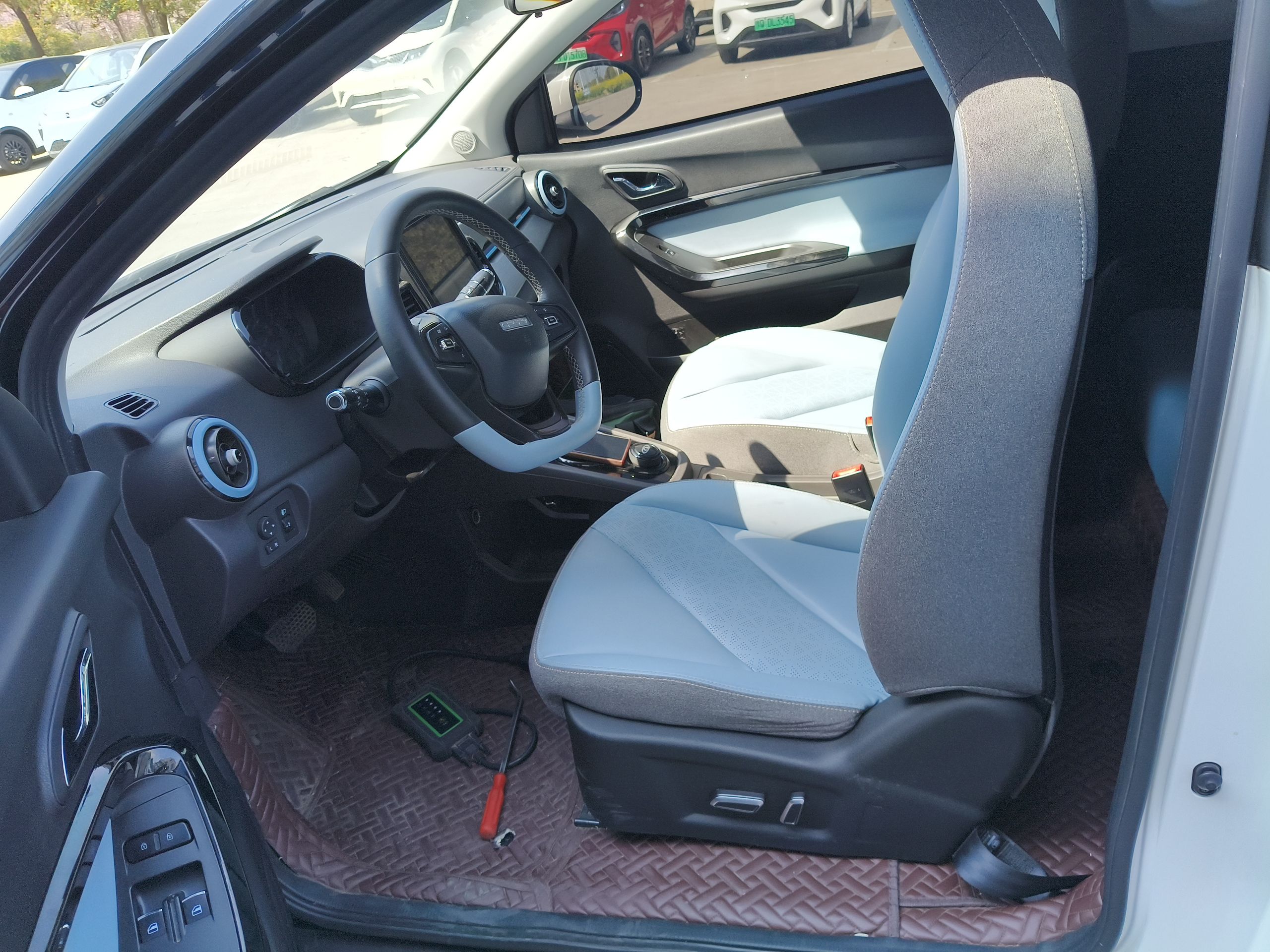 المقاعد الأمامية داخل السيارة