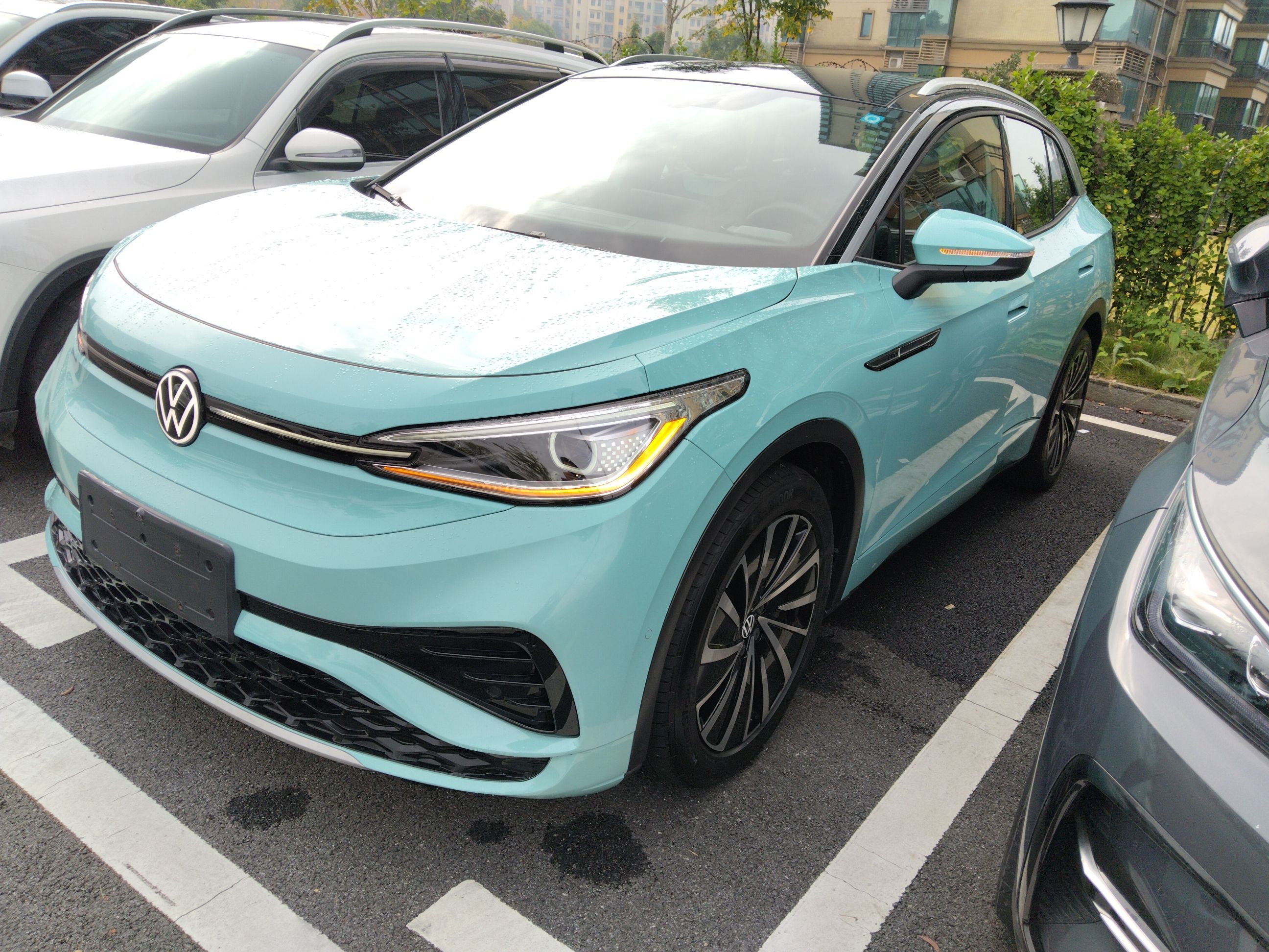 Под передней частью автомобиля