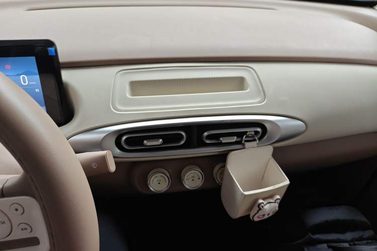 Used Wuling Hongguang MINIEV 2025 Four-Door Version Advanced Edition Audio And AC Panel