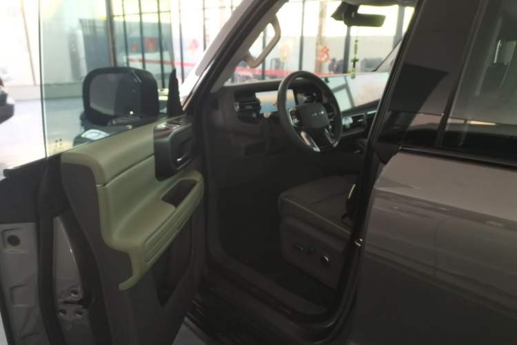 Used BAIC Off-Road BJ40 2024 2.0T All-New Urban Hunter Edition Pioneer Type