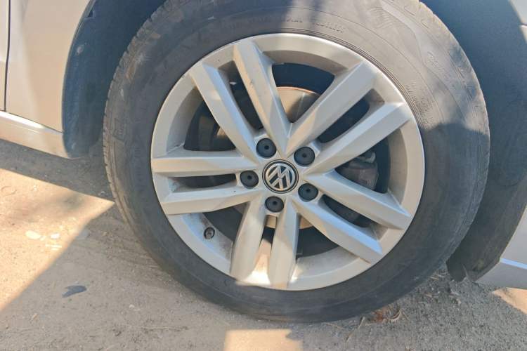Used Volkswagen Jetta 2017 1.5L Automatic Comfort Model Right Front Wheel Hub