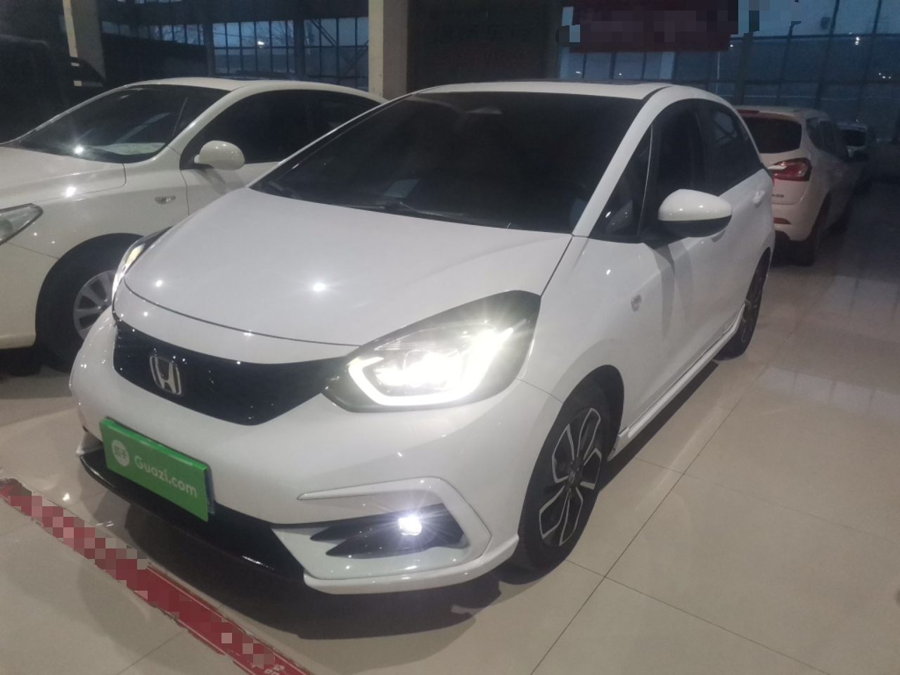 تحت مقدمة السيارة