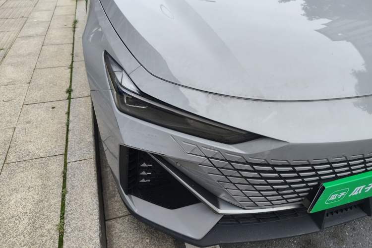 Used CHANGAN UNI-V 2022 1.5T Prestige Version Exterior 3