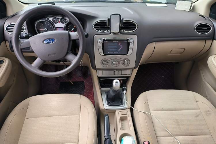 Used Ford Focus 2013 Sedan Classic 1.8L Manual Base Model Center Console