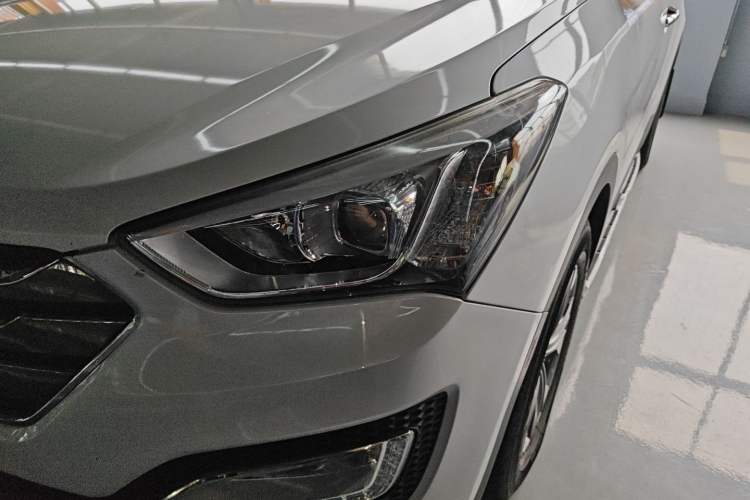 Used Hyundai Santa Fe 2013 2.4L Automatic 4x4 Smart Version Left Front Headlight