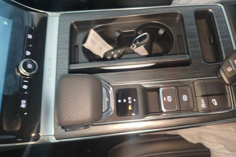 Used Roewe RX5 2025 PLUS 330TGI Automatic Trendsetting Smart Edition Gear Lever