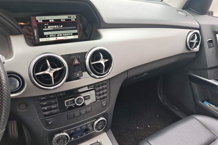 Used Mercedes-Benz GLK-Class 2013 Facelift GLK 300 4MATIC Fashion Edition Audio And AC Panel