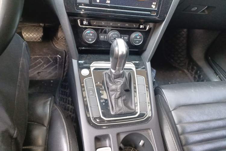 Used Volkswagen Magotan 2019 330TSI DSG Luxury Version China VI Standard Gear Lever