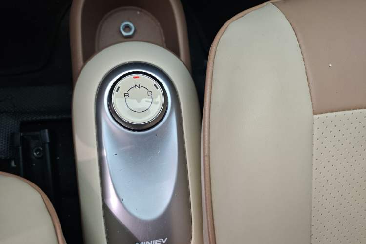 Used Wuling Hongguang MINIEV 2025 Four-Door Version Premium Edition Gear Lever