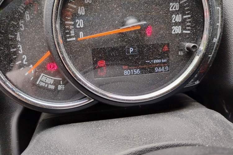 Used MINI Countryman 2018 1.5T COOPER Special Edition Odometer Close Up