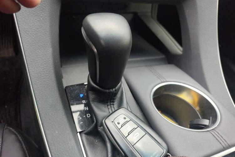 Used Toyota Avalon 2019 2.5L Touring Premium Version China VI Standard Gear Lever