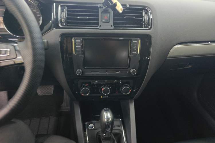 Used Volkswagen Sagitar 2017 1.6L Automatic Comfort Model Audio And AC Panel