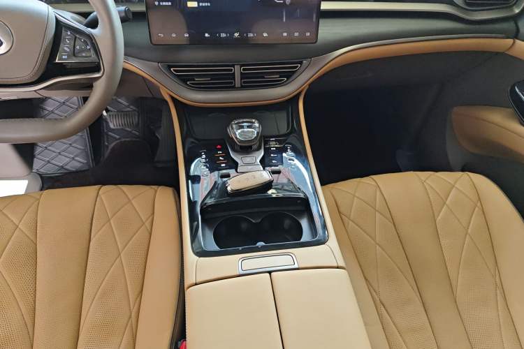 Used Denza D9 2022 DM-i 970 Four-Wheel Drive Prestige Model
