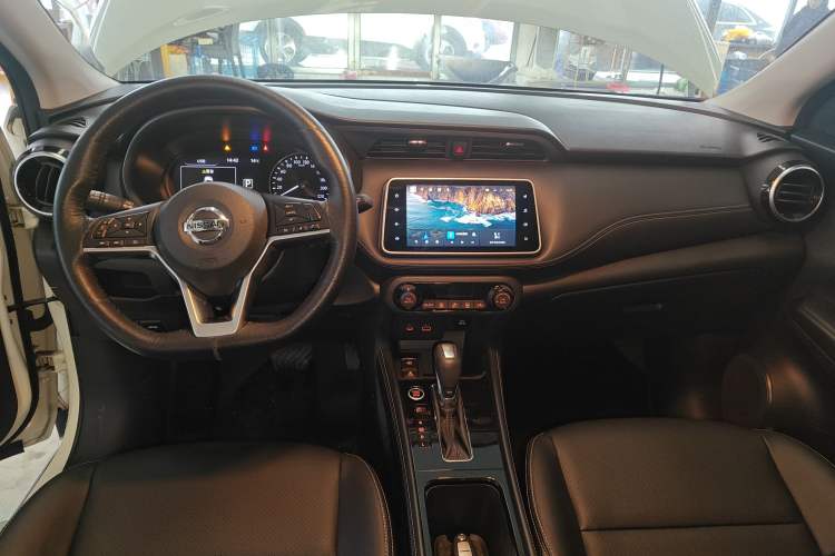Used Nissan Kicks 2022 1.5L CVT XV Luxury Edition Center Console