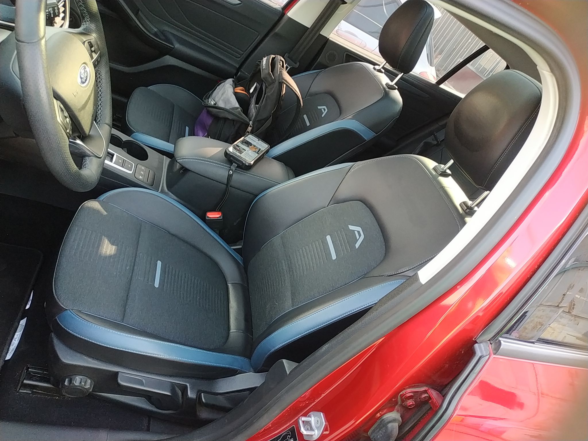 Переднее сиденье в автомобиле