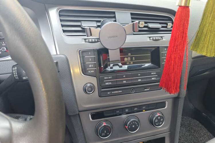 Used Volkswagen Golf 2014 1.6L Automatic Fashion Model Audio And AC Panel