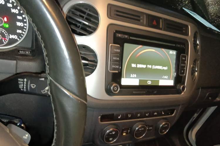 Used Volkswagen Tiguan 2013 1.8TSI Automatic Two-Wheel Drive Luxury Model Audio And AC Panel