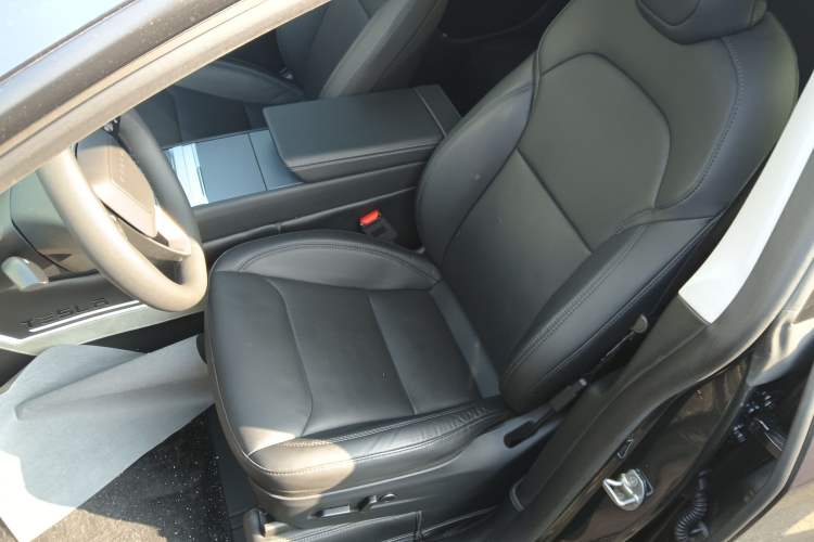 Used Tesla Model Y 2025 Long-Range All-Wheel-Drive Version
